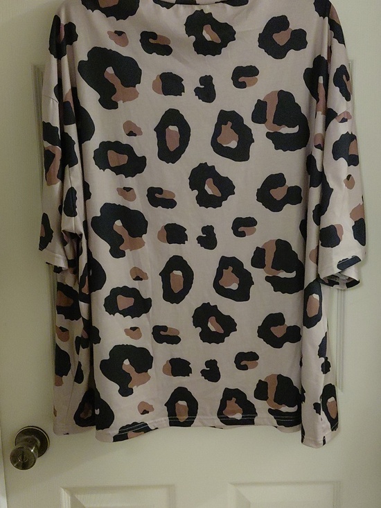 NWOT Leopard Spotted Short Sleeved  Tee, 4X, Black Tan Brown, Polyester - Picture 2 of 3